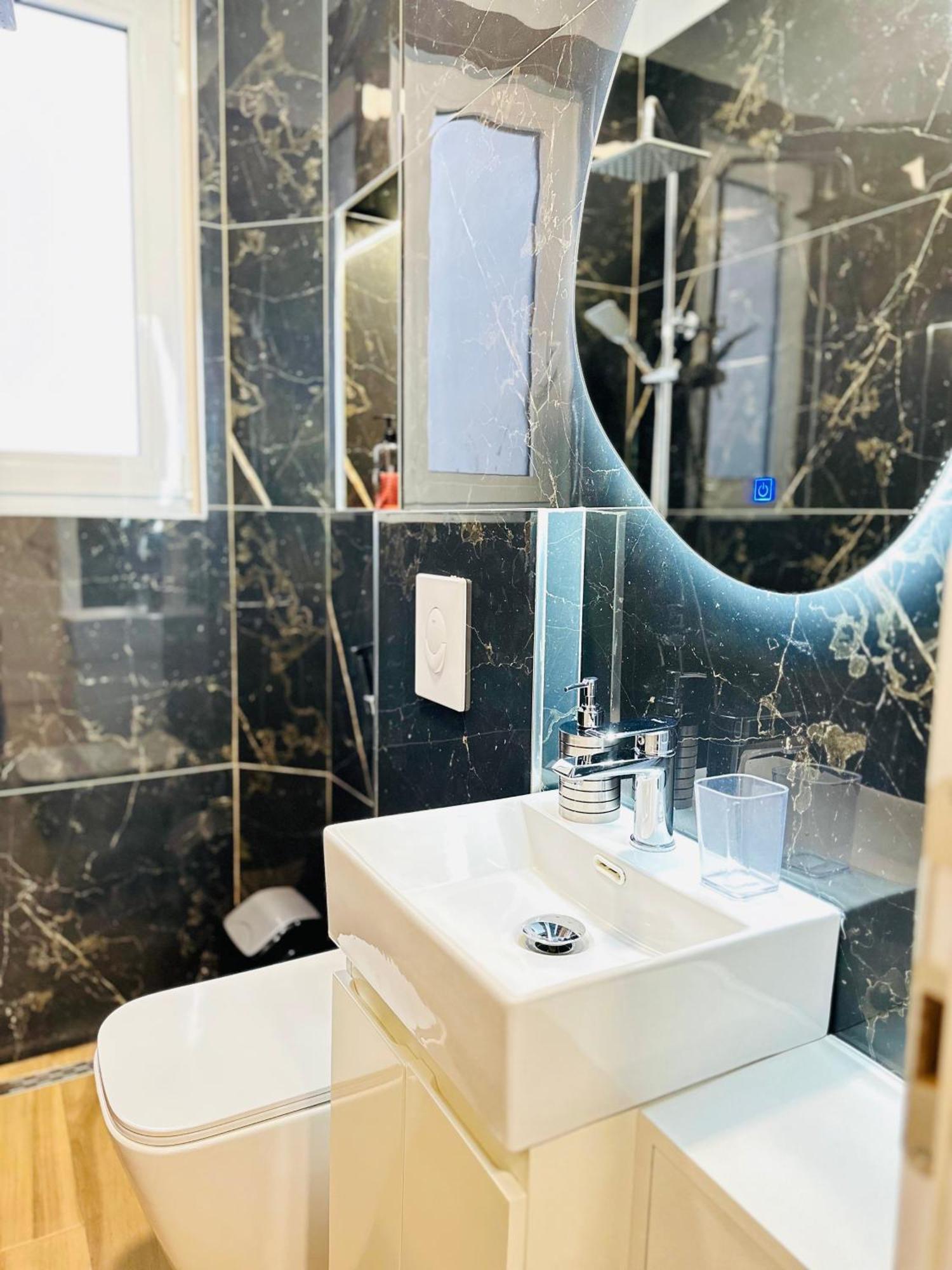 Luxurious Central Stay - Self Check-In Tiranë Luaran gambar